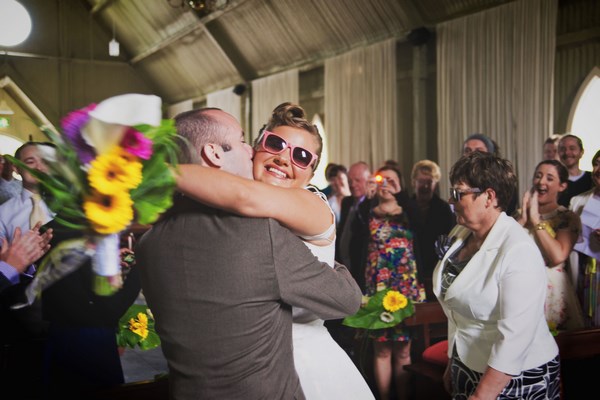 panna młoda w kolorowych okularach przeciwsłonecznych na ślub i wesele